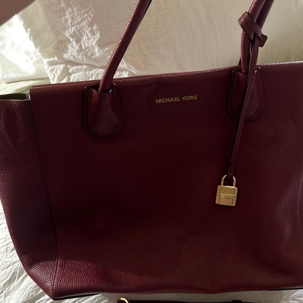 Selling a Michael Kors red tote purse comes with strap